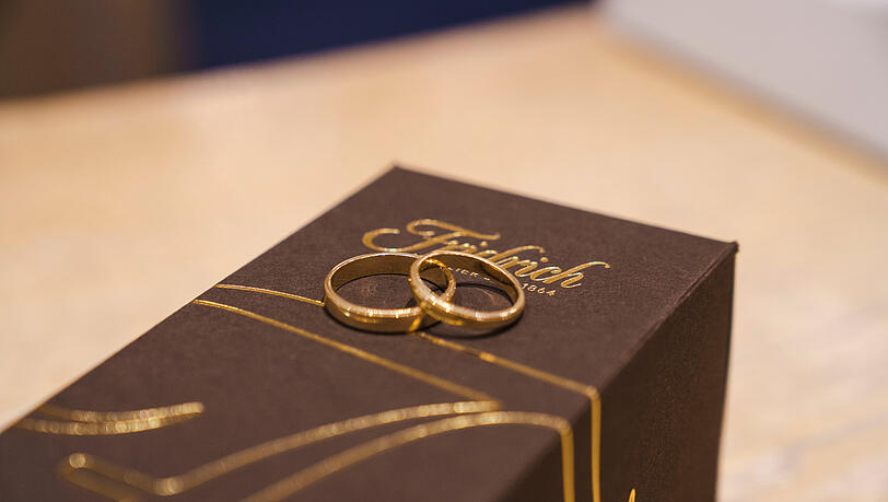 So haben sich Melissa und Ali entschieden: für klassische Ringe in 18 Karat-Gelbgold mit Millgriff.