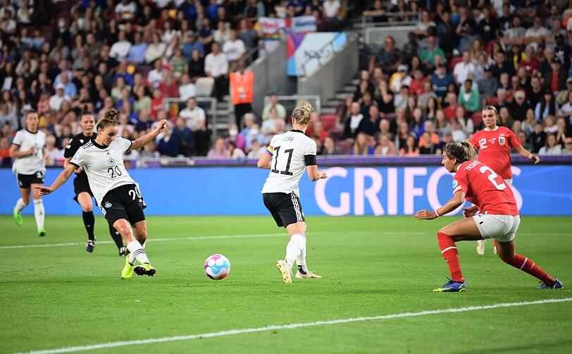 Lina Magull (l) schiebt den Ball zum 1:0 ins Tor.