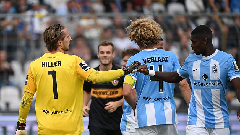 Münchens Torwart Marco Hiller (l) schlägt mit Münchens Leroy Kwadwo ein.