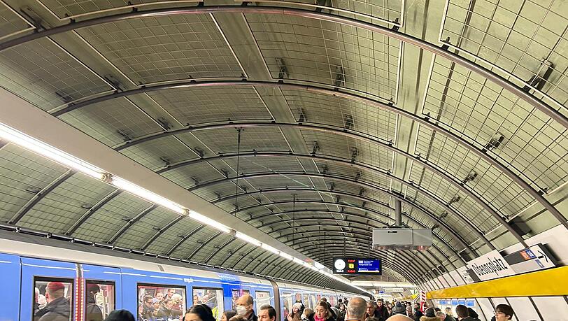 Volle U-Bahnen in München am Streik-Mittwoch. Volle U-Bahnen in München am Streik-Mittwoch.