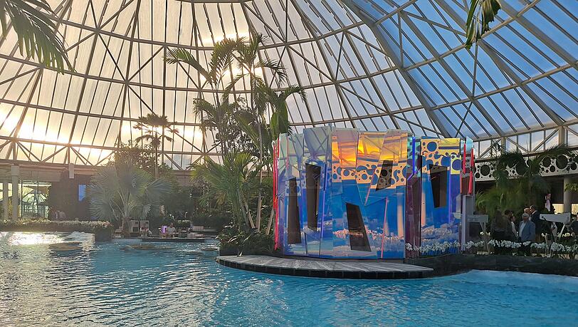 Die Re-flexion-Sauna ist die auffälligste Neuerung in der modernisierten Therme Erding. Von dieser aus können Gäste auf den gesamten Bereich unter der Glaskuppel blicken. Die Re-flexion-Sauna ist die auffälligste Neuerung in der modernisierten Therme Erding. Von dieser aus können Gäste auf den gesamten Bereich unter der Glaskuppel blicken.