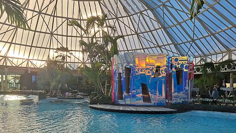 Die Re-flexion-Sauna ist die auffälligste Neuerung in der modernisierten Therme Erding. Von dieser aus können Gäste auf den gesamten Bereich unter der Glaskuppel blicken.