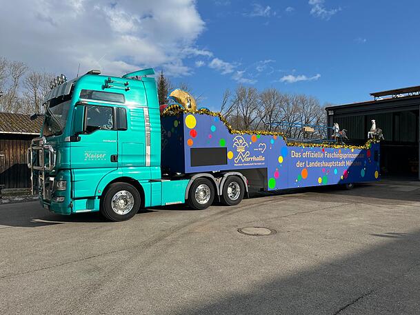 Beeindruckend: Mit Zugmaschine steht der Narrhalla-Prunkwagen in Ismaning bereit f&uuml;r den ersten Einsatz beim Umzug der Damischen Ritter.