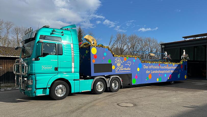 Beeindruckend: Mit Zugmaschine steht der Narrhalla-Prunkwagen in Ismaning bereit f&uuml;r den ersten Einsatz beim Umzug der Damischen Ritter.