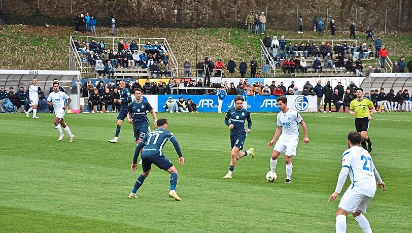 Z&auml;he Partie gegen wackere Hausherren mit Ultra-Nachwuchs an der Bande - dennoch siegt 1860 knapp mit 2:1 beim FC Dingolfing  Fotos: Simon Kerda, FCD auf Instagram