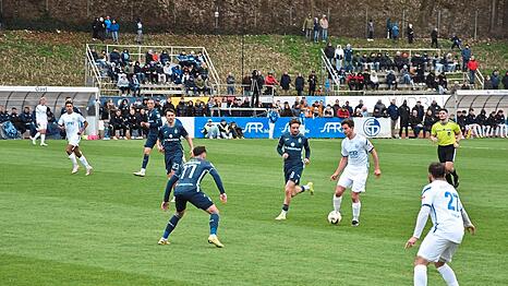 Z&auml;he Partie gegen wackere Hausherren mit Ultra-Nachwuchs an der Bande - dennoch siegt 1860 knapp mit 2:1 beim FC Dingolfing  Fotos: Simon Kerda, FCD auf Instagram