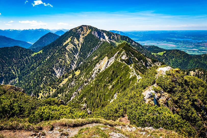 Als Münchner "Hausberg" wir der Herzogstand in den Bayerischen Voralpen gelistet. Der Berg zählt zu den beliebtesten Wanderzielen im Münchner Umland und liegt zwischen Kochelsee und Walchensee. Nach dem 1.731 Meter hohen Aufstieg wird man von einem grandiosen Gipfelblick empfangen. Die Tour dauert etwa vier Stunden und führt auf guten Wegen durch zum Teil dichten Bergwald. Als Münchner "Hausberg" wir der Herzogstand in den Bayerischen Voralpen gelistet. Der Berg zählt zu den beliebtesten Wanderzielen im Münchner Umland und liegt zwischen Kochelsee und Walchensee. Nach dem 1.731 Meter hohen Aufstieg wird man von einem grandiosen Gipfelblick empfangen. Die Tour dauert etwa vier Stunden und führt auf guten Wegen durch zum Teil dichten Bergwald.