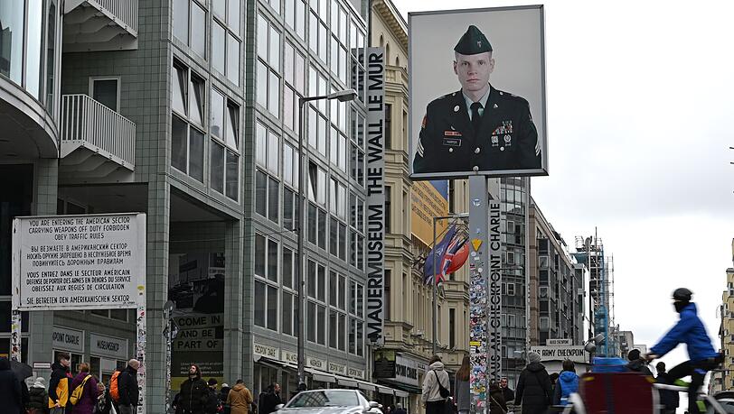 Bei Grabungen am Checkpoint Charlie wurden unter anderem Reste der alten Grenzanlage gefunden. (Archivbild)