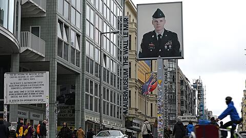 Bei Grabungen am Checkpoint Charlie wurden unter anderem Reste der alten Grenzanlage gefunden. (Archivbild)