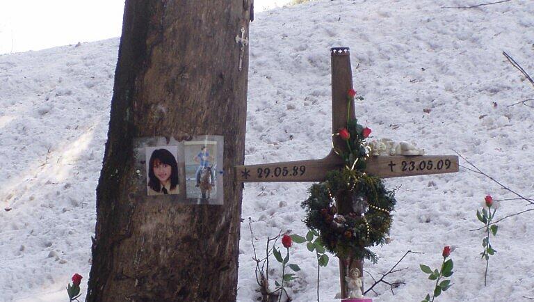 An diesem Baum an der B85 bei Amberg, fuhr der 22-jährige Patrick F. seine Freundin Isabella tot. An diesem Baum an der B85 bei Amberg, fuhr der 22-jährige Patrick F. seine Freundin Isabella tot.