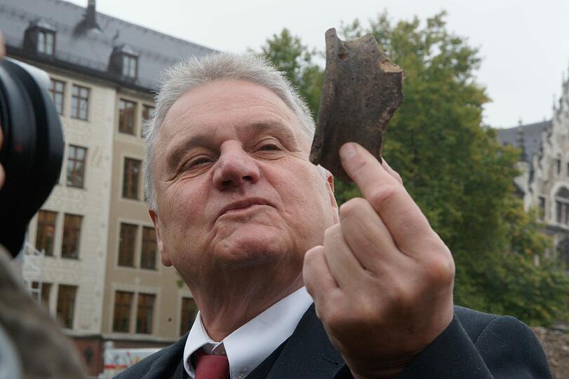 Egon Greipl vom Landesamt für Denkmalpflege mit der Scherbe, die Münchens Geschichte neu schreibt. Foto: Mike Schmalz