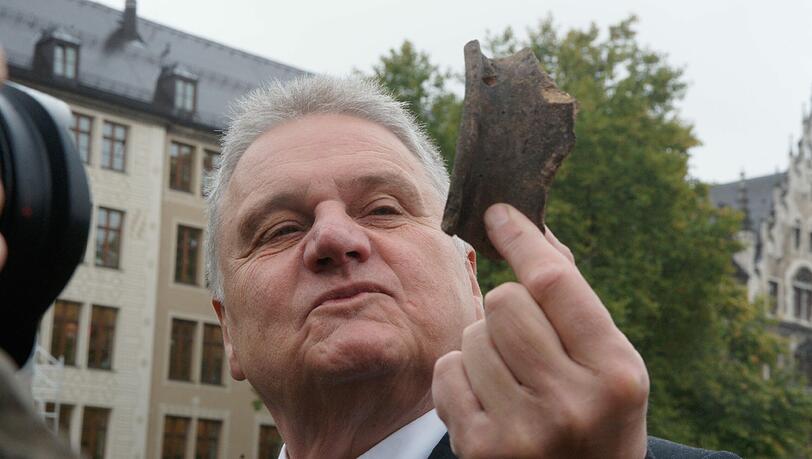 Egon Greipl vom Landesamt für Denkmalpflege mit der Scherbe, die Münchens Geschichte neu schreibt. Foto: Mike Schmalz Egon Greipl vom Landesamt für Denkmalpflege mit der Scherbe, die Münchens Geschichte neu schreibt. Foto: Mike Schmalz