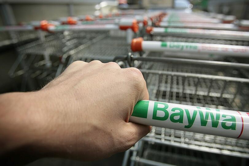 Die Baywa ist Europas größter Agrarhändler. Im Bild: der Griff eines Einkaufswagens vor einem BayWa Bau- und Gartenmarkt im oberfränkischen Bayreuth.