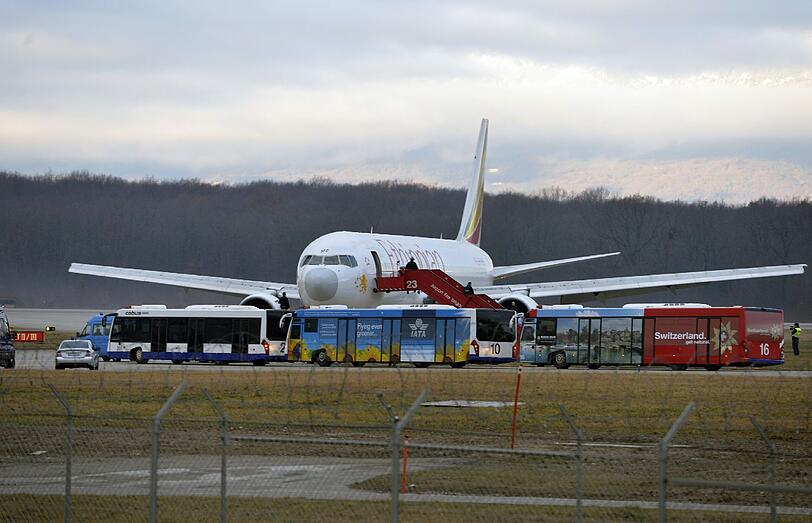 Das Sondereinsatzkommando der Polizei evakuiert die Boeing 767: Die Maschine der Ethiopian Airlines war entführt worden und landete außerplanmäßig in Genf.