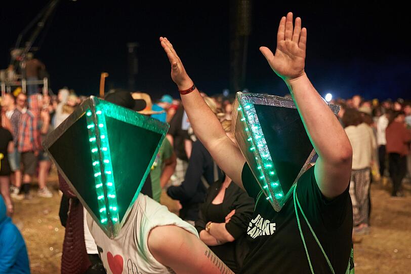 Zu welcher Band könnten wohl diese Fans mit den verrückten Kopfbedeckungen beim "Rock am Ring" gehören.