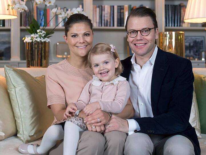 4. September: Schwangerschaft in Schweden: Das schwedische Königshaus bestätigte am 4. September die Schwangerschaft von Kronprinzessin Victoria von Schweden (38). Wie auf dem offiziellen Foto zu sehen ist, freuen sich auch Ehemann Prinz Daniel (42) und Bald-Geschwisterchen Prinzessin Estelle (3) auf den Nachwuchs, der im März 2016 zur Welt kommen soll.