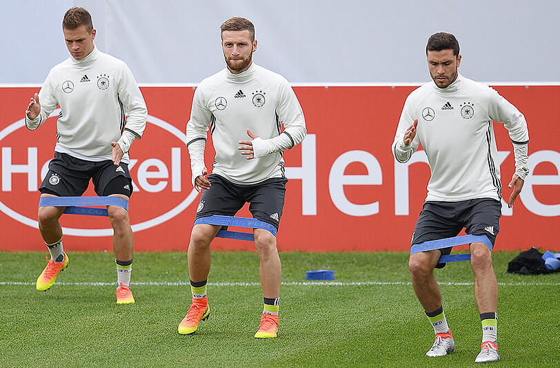 DFB-Verteidiger unter sich: Joshua Kimmich, Benedikt Höwedes, Jonas Hector (von links).