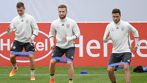 DFB-Verteidiger unter sich: Joshua Kimmich, Benedikt Höwedes, Jonas Hector (von links).