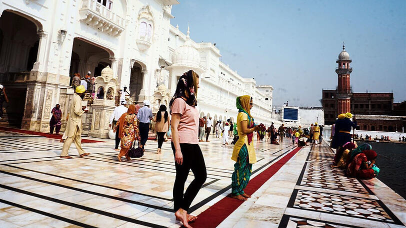 Lisa im Goldenen Sikh-Tempel von Amritsar im Norden Indiens.