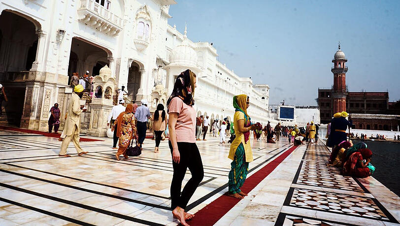 Lisa im Goldenen Sikh-Tempel von Amritsar im Norden Indiens. Lisa im Goldenen Sikh-Tempel von Amritsar im Norden Indiens.