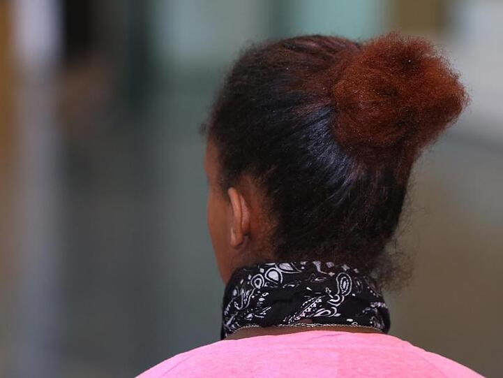 Die aus Äthiopien stammende Frau vor Prozessbeginn im Augsburger Strafjustizzentrum. Foto: Karl-Josef Hildenbrand/dpa/Archivbild