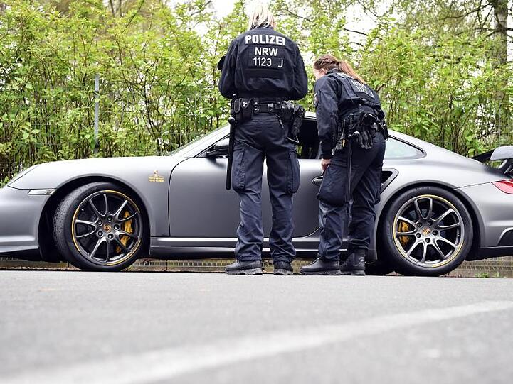 Polizisten kontrollieren einen Sportwagen. Am sogenannten "Car-Freitag" beginnt für die Auto-Tuner die Saison.