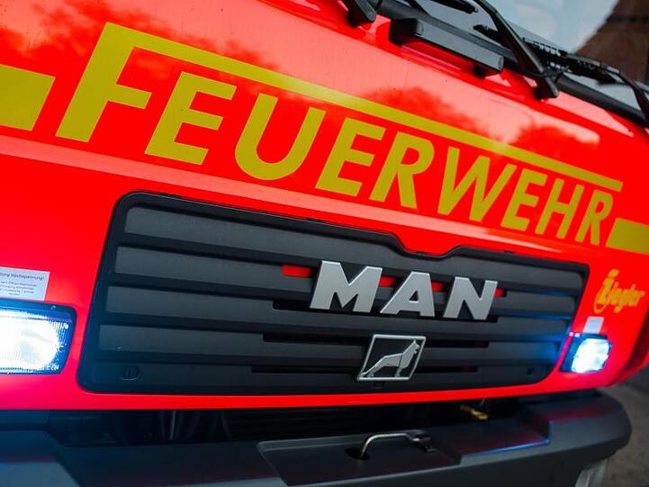 Ein Löschfahrzeug der Feuerwehr. Foto: Daniel Bockwoldt/dpa/Archivbild