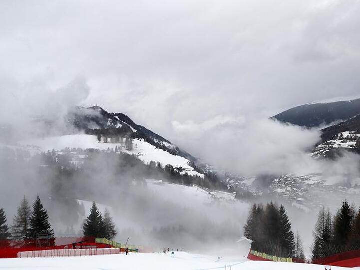 Nebel zieht in Gröden über die Berge und die Abfahrtsstrecke.