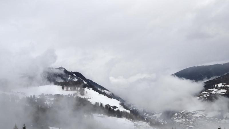 Nebel zieht in Gröden über die Berge und die Abfahrtsstrecke. Nebel zieht in Gröden über die Berge und die Abfahrtsstrecke.