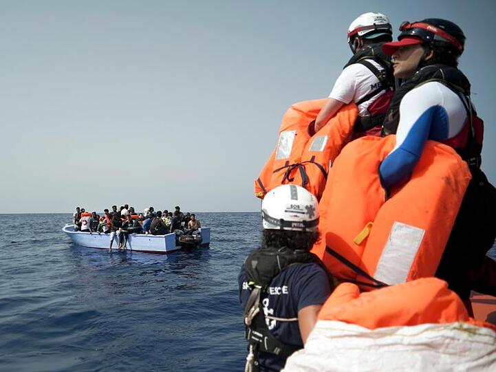 Seenotretter von SOS Méditerranée halten vor Libyen Rettungswesten für in Seenot geratene Flüchtlinge bereit.