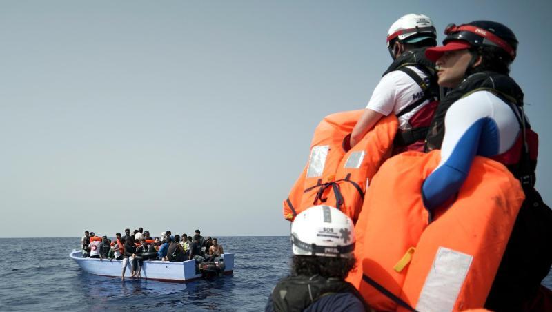 Seenotretter von SOS Méditerranée halten vor Libyen Rettungswesten für in Seenot geratene Flüchtlinge bereit. Seenotretter von SOS Méditerranée halten vor Libyen Rettungswesten für in Seenot geratene Flüchtlinge bereit.