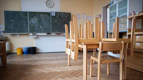 Es geht um Hinweise auf mögliche Übergriffe des Lehrers gegen mehrere Schülerinnen und Schüler am 18. Mai. (Symbolbild)