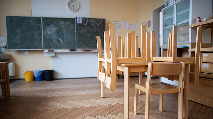 Es geht um Hinweise auf mögliche Übergriffe des Lehrers gegen mehrere Schülerinnen und Schüler am 18. Mai. (Symbolbild)