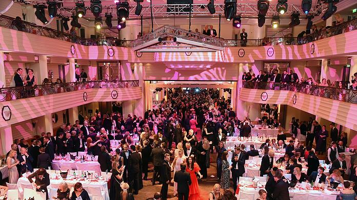 Gäste tanzen beim Deutschen Filmball im Bayerischen Hof.