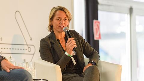 Bianca Rech, neue Direktorin der bisherigen Frauenfußball-Abteilung des FC Bayern München, spricht ins Mikrofon.
