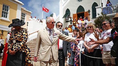 K&ouml;nig Charles trifft vor der St. Peter's Church in St. George's, Bermuda, auf wartende Menschen.