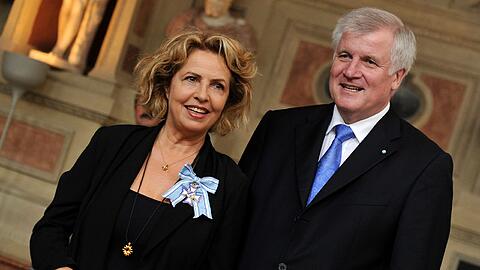 Ministerpräsident Horst Seehofer (CSU) überreicht im Antiquarium der Residenz München der Schauspielerin Michaela May als einer von 56 Preisträgern den Bayerischen Verdienstorden.