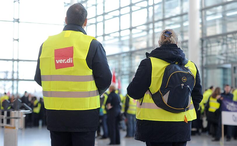 Streik am Münchner Flughafen: Die Lufthansa-Mitarbeiter legen die Arbeit nieder. Von 04 Uhr bis 12 Uhr sollen die Flieger am Boden bleiben. Die Bilder vom Münchner Airport.