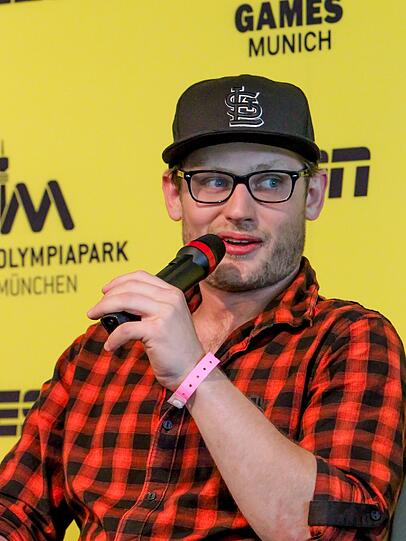 DER STAR:Zack Warden, der auch bei den wildesten Big-Air-Sprüngen immer seine schwarze Hornbrille trägt (&bdquo;Ich habe in meiner ganzen Karriere erst eine kaputt gemacht&ldquo;), gewann bei den diesjährigen X Games in Brasilien und Barcelona jeweils die Goldmedaille.