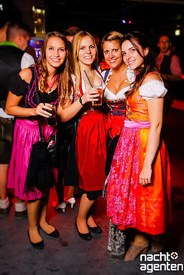 Im Neuraum feiert man Mingas schönste Jahreszeit an allen 16 Tagen!. Mehr Bilder vom Sonntag unter: href="http://www.nachtagenten.de/event/20.09.2015/neuraum/16-tage-wiesn-16-tage-neuraum.332616.html