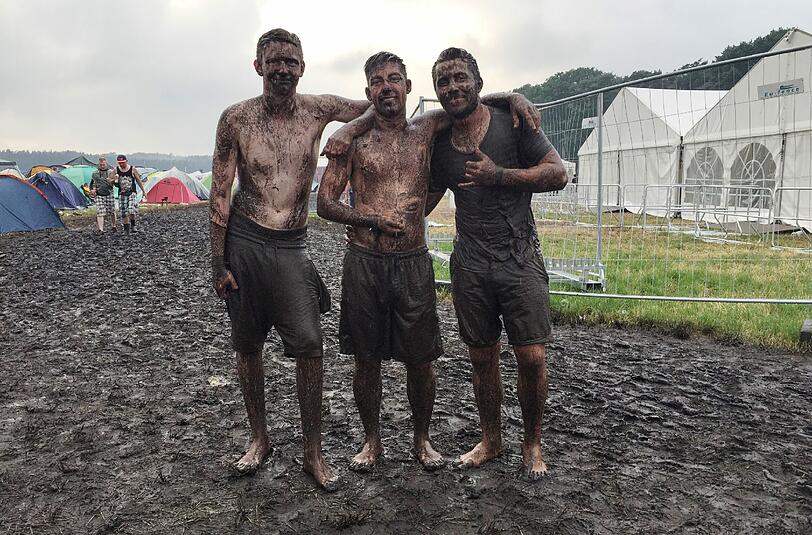 Entsprechend vollgeschlammt waren die Besucher des Festivals am Samstag.