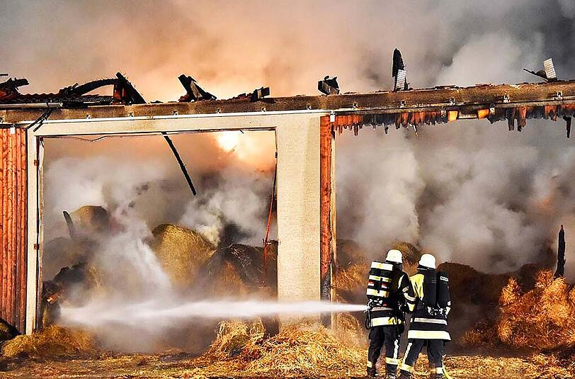 Der Brand einer Heuscheune stellte die Feuerwehren vor einige Probleme.