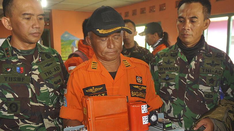 Mitglieder der "National Search and Rescue Agency" präsentieren in Temanggung den Flugschreiber (Black Box) eines abgestürzten Rettungshelikopters.