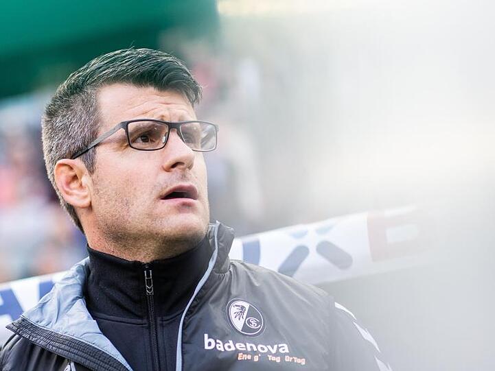 Trainer Jens Scheuer steht vor Spielbeginn am Spielfeldrand. Foto: Marcel Kusch/dpa/Archivbild