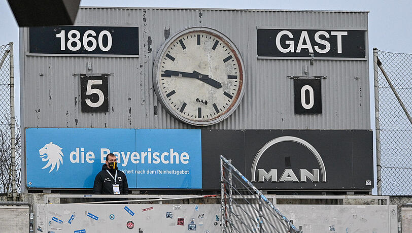 Die altehrwürdige Anzeigetafel in dieser (Geisterspiel-)Zeit bei einem Löwen-Sieg. Die altehrwürdige Anzeigetafel in dieser (Geisterspiel-)Zeit bei einem Löwen-Sieg.