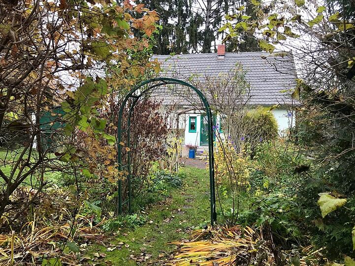 So verwunschen wie hier in der Daxetstraße schaut es im Eggarten aus. Denn die meisten Bewohner der 25 historischen Häusl sind schon vor ein paar Jahren ausgezogen.
