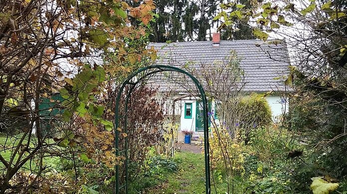 So verwunschen wie hier in der Daxetstraße schaut es im Eggarten aus. Denn die meisten Bewohner der 25 historischen Häusl sind schon vor ein paar Jahren ausgezogen.