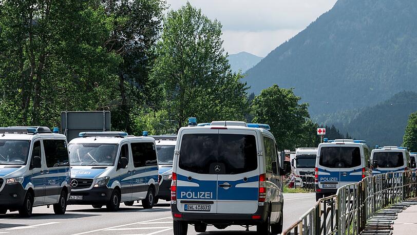 Auf der B2 zwischen Garmisch-Partenkirchen und Klais sind Einsatzfahrzeuge der Polizei unterwegs.