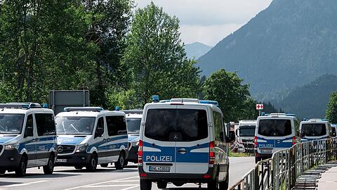 Auf der B2 zwischen Garmisch-Partenkirchen und Klais sind Einsatzfahrzeuge der Polizei unterwegs.