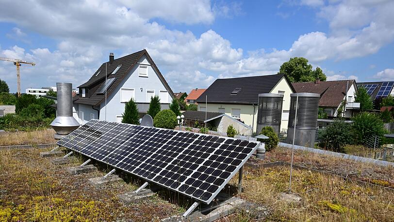Für Besitzer von Solarangaben gibt es turnusmäßig Einbußen bei der Einspeisevergütung. (Archivbild) Für Besitzer von Solarangaben gibt es turnusmäßig Einbußen bei der Einspeisevergütung. (Archivbild)